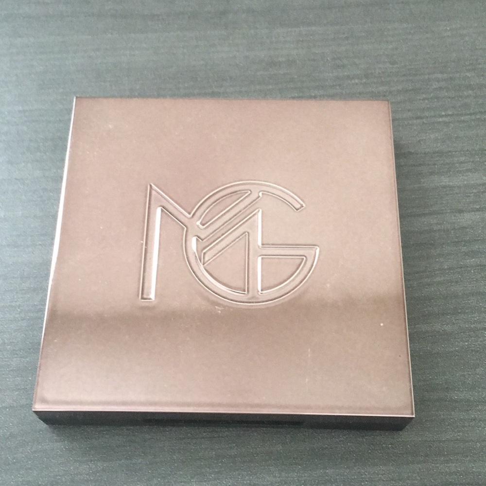 Makeup Geek highlighter in “Glitz”